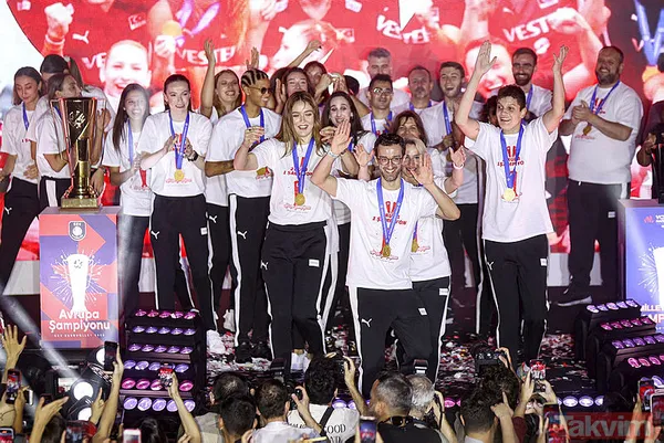 Filenin Sultanları, Avrupa şampiyonluğunu doyasıya kutladı! Vargas "Malatya bulunmaz eşin" türküsüne eşlik etti - 21