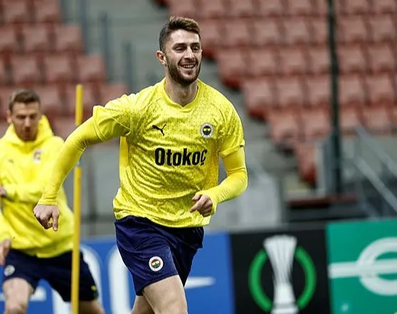 ingiliz-fenerbahcenin-yildiz-orta-sahasina-kancayi-takti-ismail-yuksek-takimdan-gidiyor-mu-1698266373899.jpeg