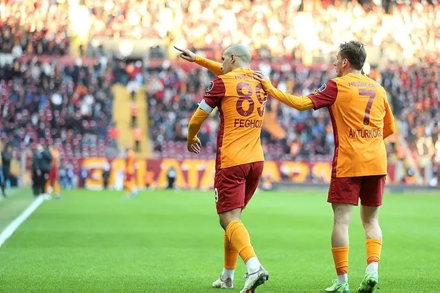 emre-belozoglu-devreye-girdi-super-ligde-sofiane-feghouli-harekati-1650479124645.jpeg Emre Belözoğlu devreye girdi! Süper Lig'de Sofiane Feghouli harekatı...-4
