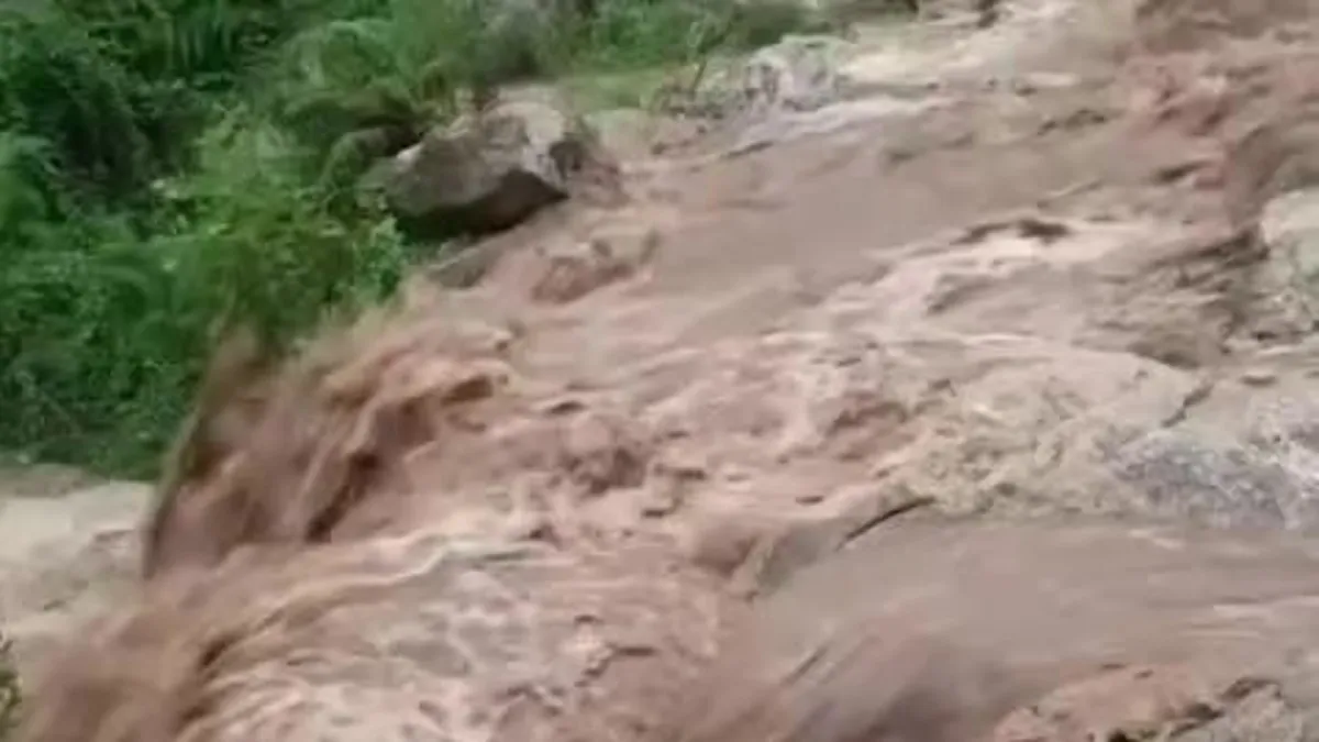 Hatay'da heyelan! Yayla yolu ulaşıma kapandı