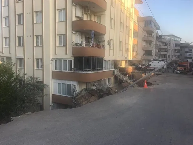 İzmir'de korkunç olay! İstinat duvarı çöktü-2