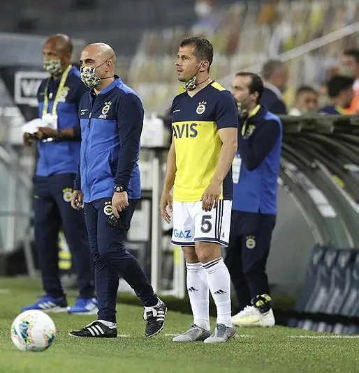 Son dakika: Fenerbahçe Kaptanı Emre Belözoğlu futbola veda edeceğini açıkladı-1