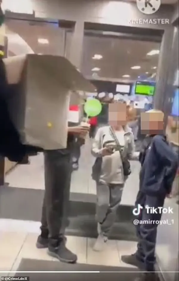 1698751706216.jpeg Katil İsrail'i destekleyen McDonald'a fareli protesto! Bir anda ortaya saçtı: Özgür Filistin-7