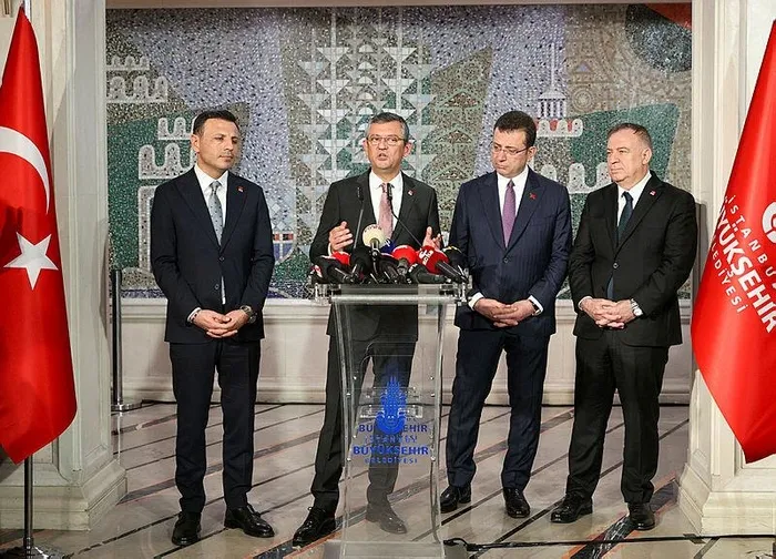 ekrem-imamoglu-ozgur-ozel-kavgasi-istanbul-lansmanina-yansidi-liste-aciklanmiyor-biz-ekrem-beyin-noteri-degili-1704440954948.jpeg