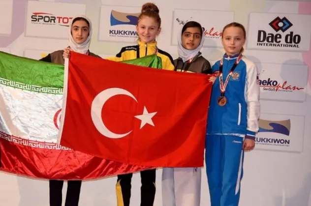 Tekvandocu Selen Gündüz'ün herkesi gururlandıran bayrak hareketi