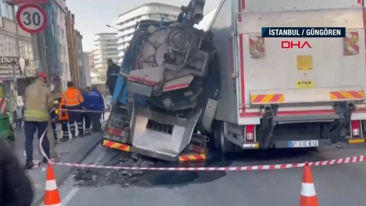 İSKİ’nin çalışma yaptığı yol çöktü! 2 kamyon çukura düştü