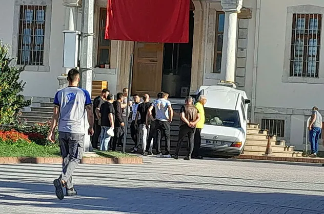 Sinop Adliyesi önünde ilginç kaza! Aracı gören şaşkına döndü