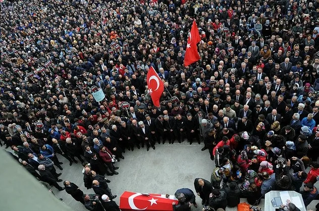 Necmeddin öğretmeni on binlerce kişi uğurladı