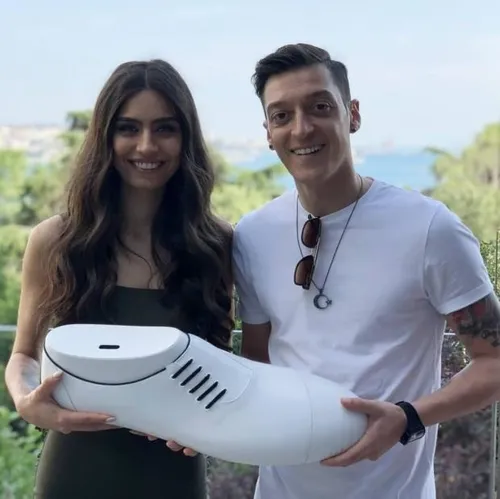 Mesut Özil ve Amine Gülşe'den anlamlı hareket-1