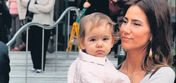 Kızıyla ilk pozu verdi