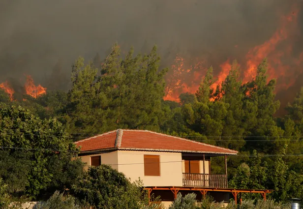 İzmir'in Urla ilçesinde çıkan orman yangını nedeniyle Orhanlı Köyü boşaltıldı-5