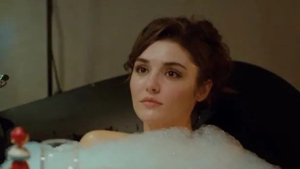 Hande Erçel duştan paylaşım yapmaya alıştı hızını alamadı bir tane daha! Sevgilisi Kerem Bürsin'le duş yetmedi şimdi de...-4