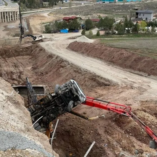 Freni boşalan kamyon dehşet saçtı