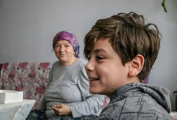 Küçük adamın büyük vefası: 10 yaşındaki Atacan babasının kapı dışarı ettiği annesinin eli ayağı oldu-3