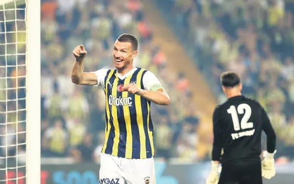 fenerbahcenin-ligde-gol-yukunu-4-futbolcu-cekiyor-1696283623757.jpeg
