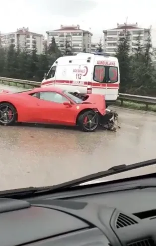 Bursa'da 7 milyon TL’lik Ferrari marka araç bariyerlere çarptı! Lüks aracın önceki ve sonraki hali...