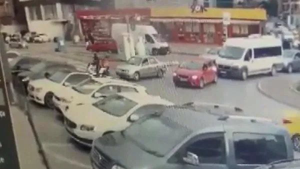 trafikte-dehset-otomobiliyle-carptigi-kuryeyi-ezmeye-calisti-1674200502889.jpg Trafikte dehşet: Otomobiliyle çarptığı kuryeyi ezmeye çalıştı-4