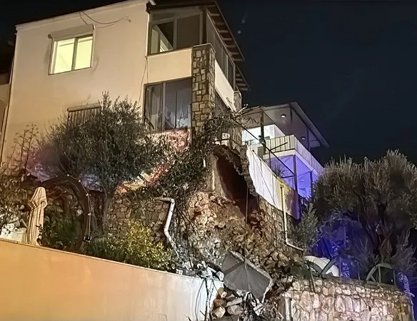 Bodrum’da sağanak hayatı felç etti! İstinat duvarı çöktü, sokaklar göle döndü