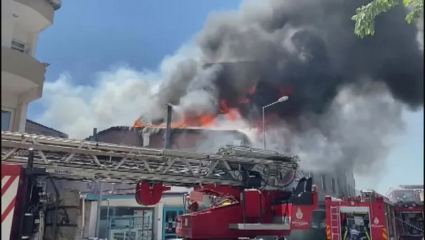 Esenyurt'ta korkutan yangın! Binalarda oturanlar tahliye edildi-1