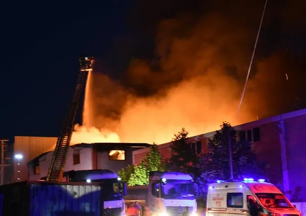 Son dakika... Depoda patlama! Ekipler, çevreye sızan kimyasal maddeyle mücadele ediyor-3