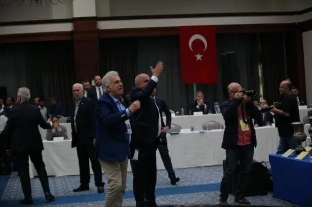 Son dakika: Fenerbahçe Kulübü Yüksek Divan Kurulu toplantısında ortalık karıştı! Hakaretler havada uçuştu
