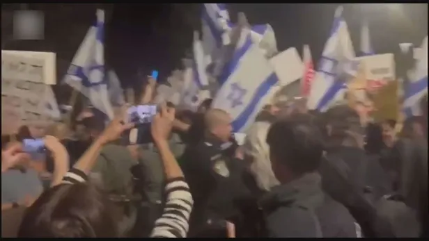yuzlerce-israilliden-netanyahunun-evinin-onunde-protesto-bibi-bir-katil-1699129325205.jpeg Yüzlerce İsrailliden Netanyahu'nun evinin önünde protesto: Bibi bir katil-2