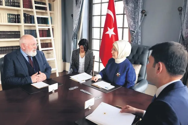 AB Komisyonu Kıdemli Başkan Yardımcısı Timmermans'dan Emine Erdoğan'a övgü dolu sözler: Gerçek bir çevre şampiyonu