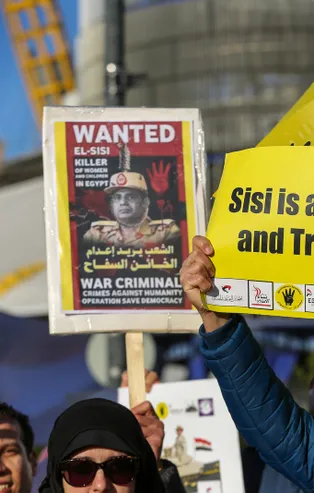 Darbeci Sisi'ye Londra'da sert protesto