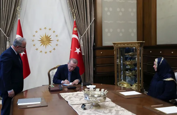 baskan-erdogan-turkiye-diyanet-vakfina-kurban-bagisinda-bulundu-1657208067572.jpg Başkan Erdoğan, Türkiye Diyanet Vakfına kurban bağışında bulundu-3