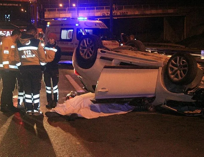 TEM’de feci kaza: Kamyona çarpıp takla attı