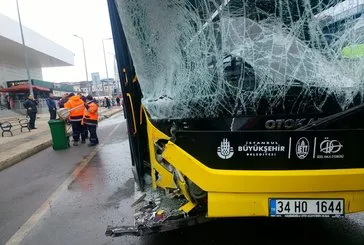 İETT otobüsü yolcu minibüsü çarpıştı