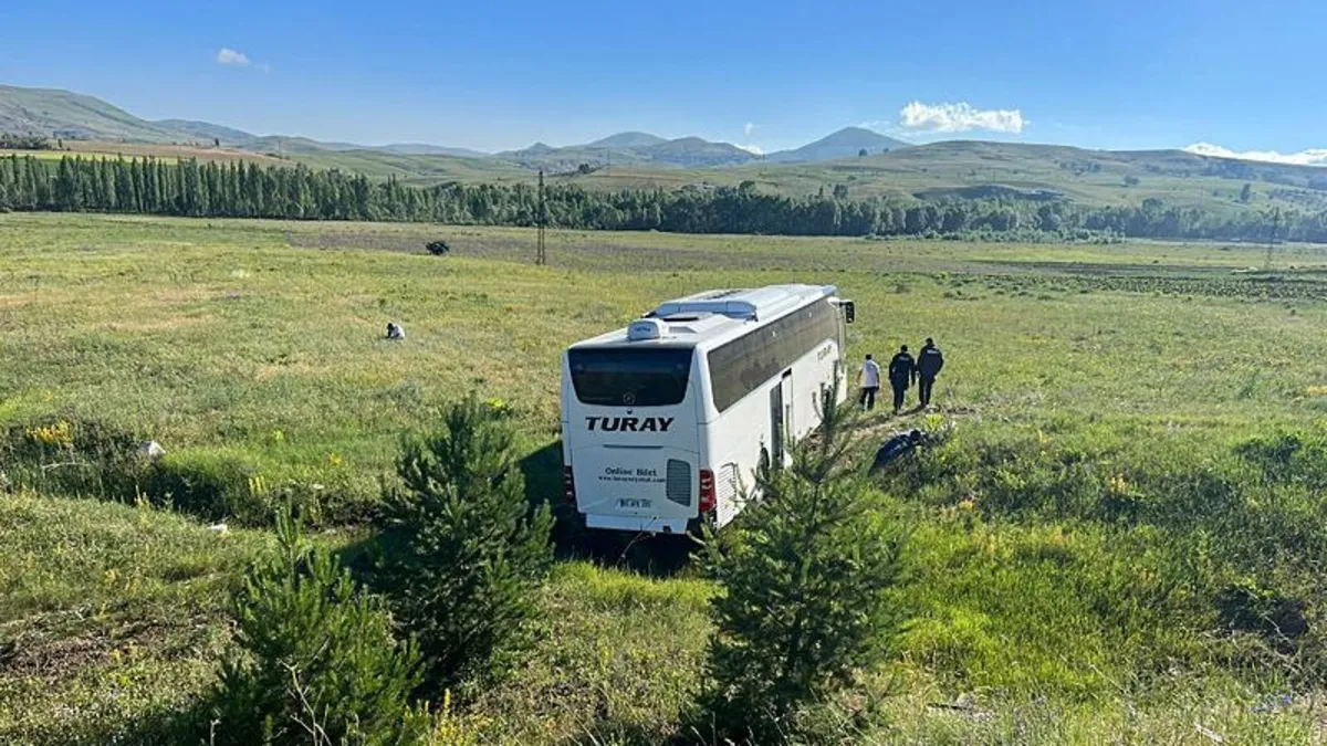Sivas'ta yoldan çıkıp şarampole inen yolcu otobüsündeki 21 kişi yaralandı