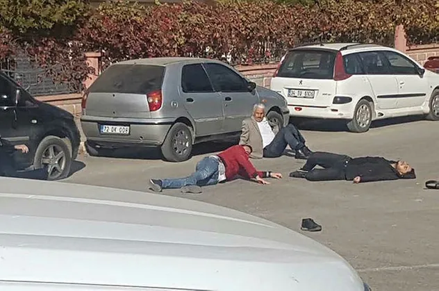 Batman'da adliye önünde kanlı olay! 1 ölü, 3 yaralı