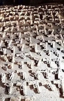 Üsküdar'da toprağa gömülü çok sayıda silah bulundu