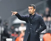 Beşiktaş yönetimi kötü sonuçlara rağmen Giovanni van Bronckhorst’un arkasında duruyor!