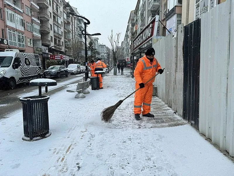 Afyonkarahisar'da sabah saatlerinde görülen kar yağışının ardından cadde ve sokaklar beyaza büründü. Belediye ekipleri, kaldırımlarda temizleme çalışması yaptı.
