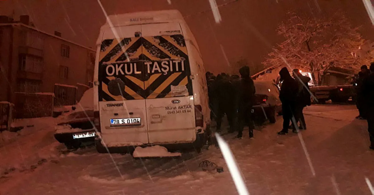 Buz pistine dönen yolda kazalar üst üste geldi