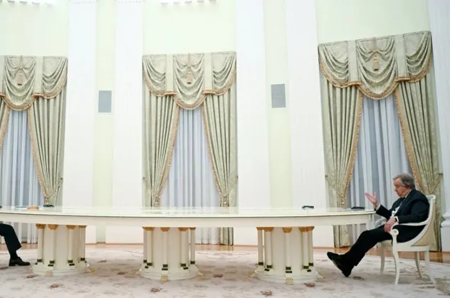 Rusya Devlet Başkanı Vladimir Putin'in metrelerce uzunluktaki masasının fiyatı ortaya çıktı!