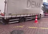 Beşiktaş'ta yol çöktü, kamyonet içine düştü