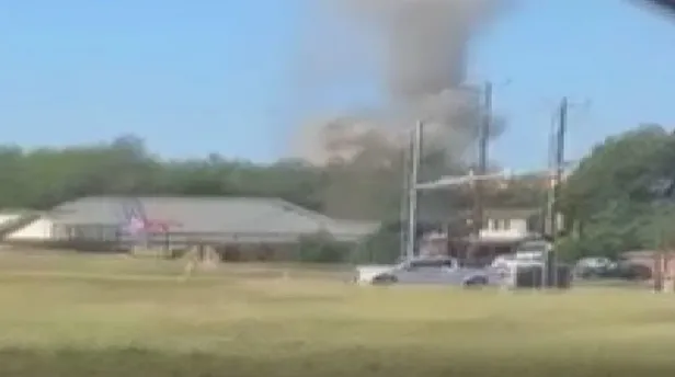 abdde-askeri-egitim-ucagi-evlerin-uzerine-dustu-yaralilar-var-1632083159624.jpg ABD'de askeri eğitim uçağı evlerin üzerine düştü! Yaralılar var-1