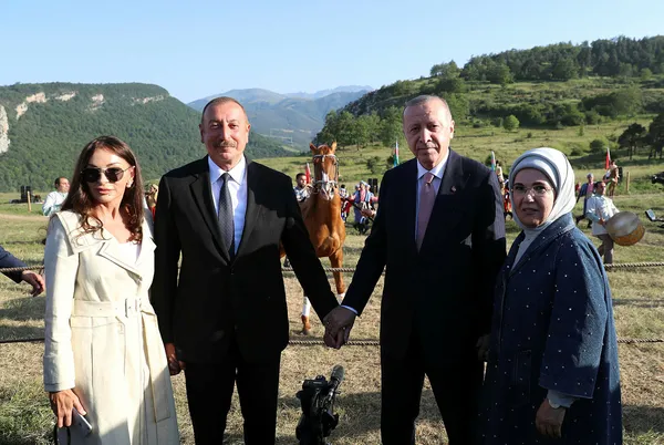 baskan-erdoganin-susa-ziyaretine-damga-vuran-an-aliyev-at-hediye-etti-1623782356793.jpg