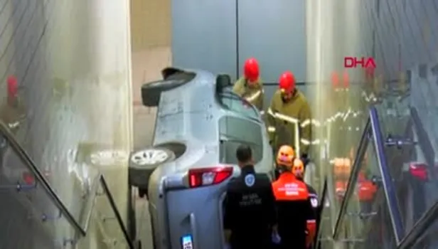 Son dakika: Bursa'da aracın metro alt geçidi merdivenlerine düşmesi sonucu bir kişi öldü