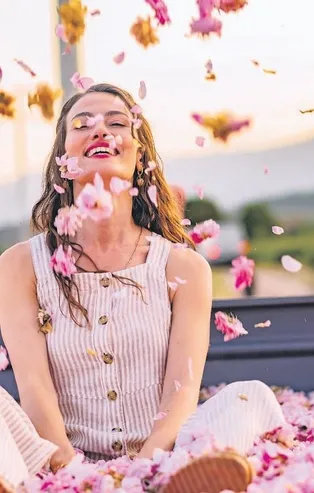 ATV'nin yaza damga vuracak yeni dizisi ‘Gül Masalı’, bu akşam ilk bölümüyle saat 20.00’de ekrana geliyor