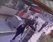 Fatih’te tramvay yayaya çarptı! Kaza anı kamerada...