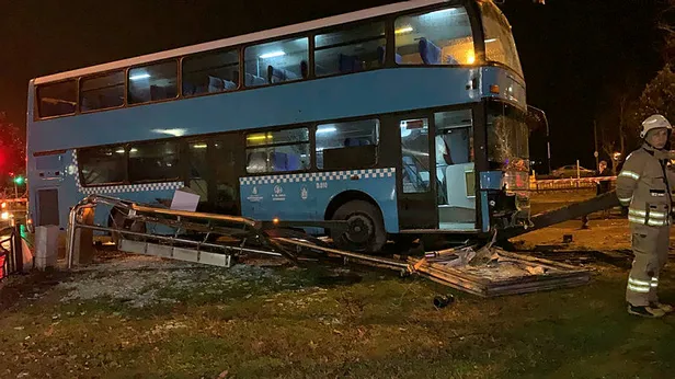 Son dakika: Kartal'da korkunç kaza! Halk otobüsü durağa daldı: 3'ü ağır 5 yaralı-1