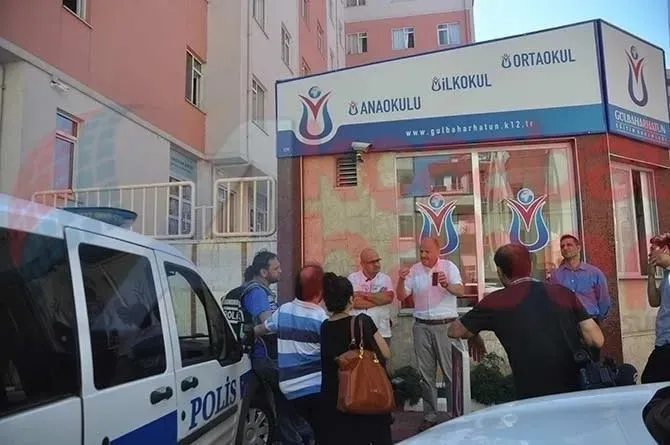 imamoglunun-yatay-gecisisinde-yeni-celiski-durumum-yok-dedi-hisse-sahibi-cikti-1744282325392.jpeg İMAŞ'ın Gülbahar Hatun Koleji'nde 15 Temmuz 2016'daki hain darbe girişimi sonrası yapılan polis aramasından bir kare (Takvim.com.tr)