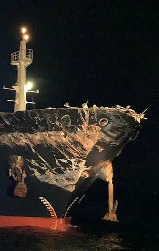 İstanbul'da denizde kaza! Ahırkapı açıklarında gemiler çarpıştı! Kaza anı kamerada