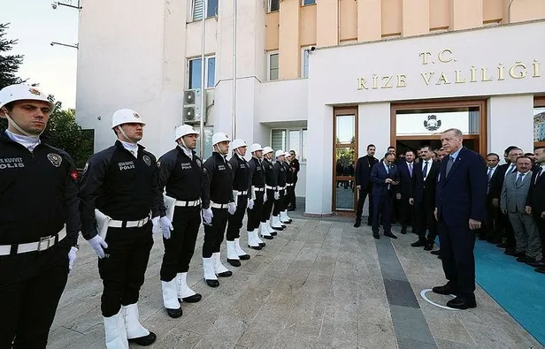 baskan-erdogan-rize-valiligini-ziyaret-etti-futbolculari-kabul-etti-1699185794079.jpeg Başkan Erdoğan Rize Valiliğini ziyaret etti... Futbolcuları kabul etti-1