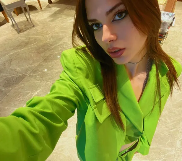 Defne Samyeli'nin 18'lik kızı Derin artık sınırı aştı bu dekolte değil hiç giymemek! Gündeme gelmek için çıplak paylaşmadığı kaldı-2