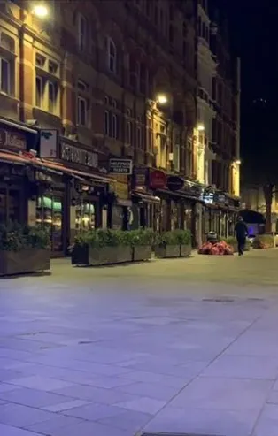 İngiltere'de Kovid-19 önlemleri kapsamında bar ve restoranlar erken kapanmaya başladı